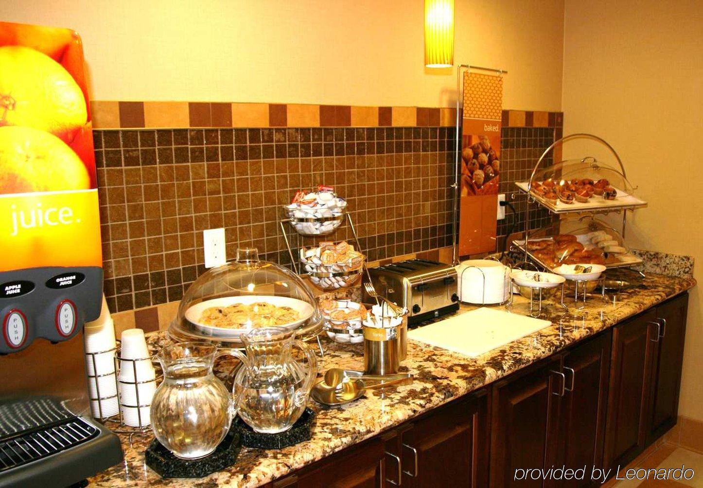 Hampton Inn & Suites Watertown Restoran fotoğraf